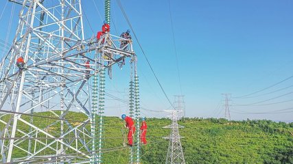 省电力公司加大电网建设力度,确保电力供应和电力外送。图为供电工人正在检修线路。 刘煜摄